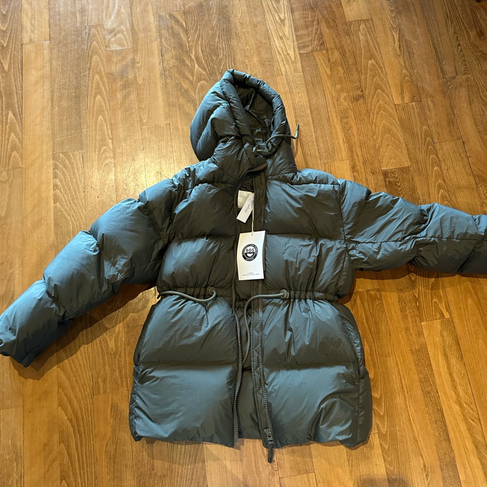 ARITZIA New With Tags Puffer Size Small